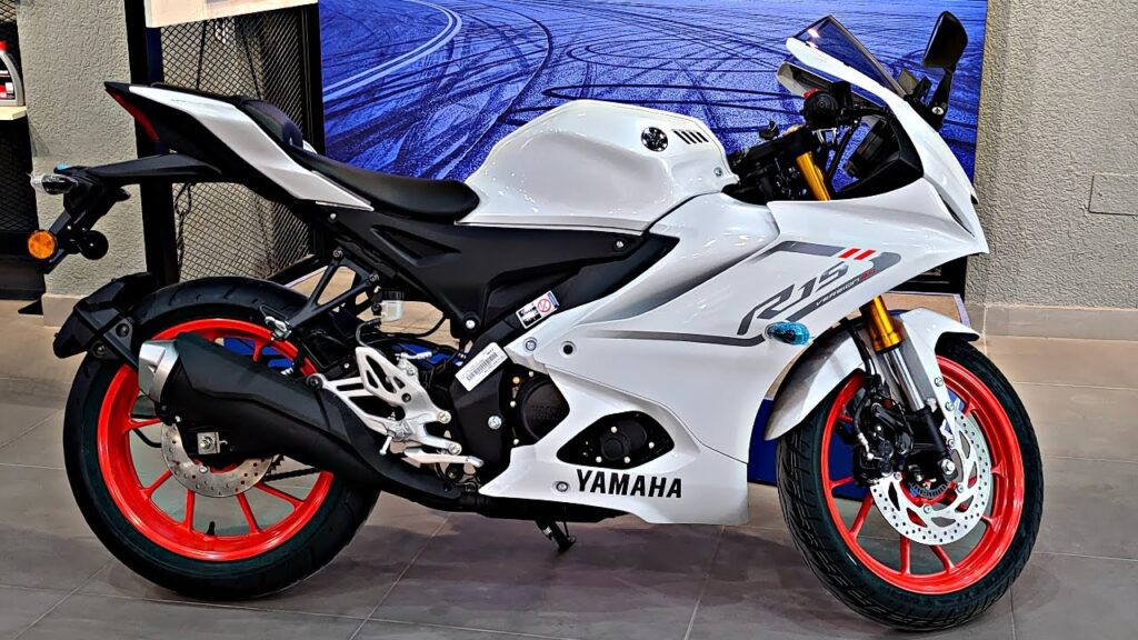 KTM का घमंड चकना चुर करने आ गयी है Yamaha की ये स्पोर्टी लुक बाइक,