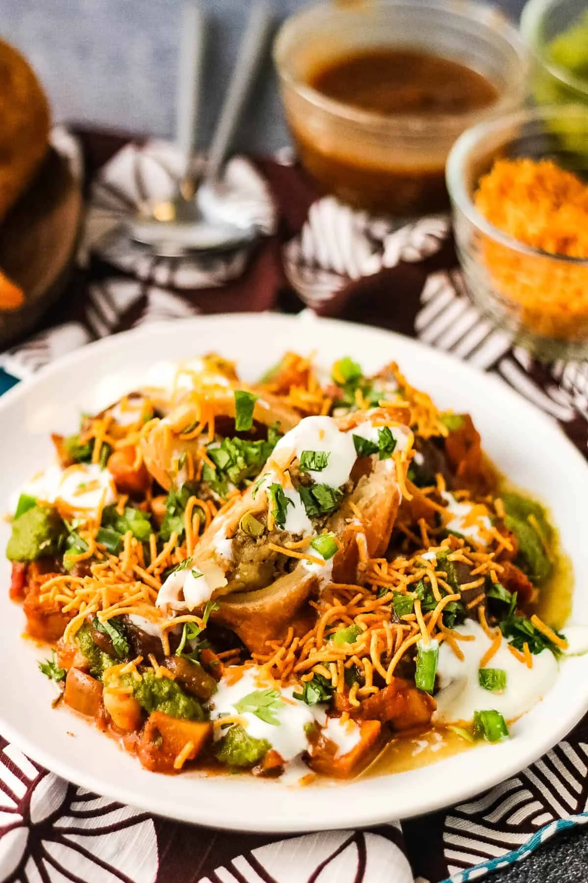 DELICIOUS SAMOSA CHAAT : मानसून में बनाइये चटपटी समोसा चाट, स्वाद ऐसा जो बना दे आपको दीवाना , जाने रेसिपी !