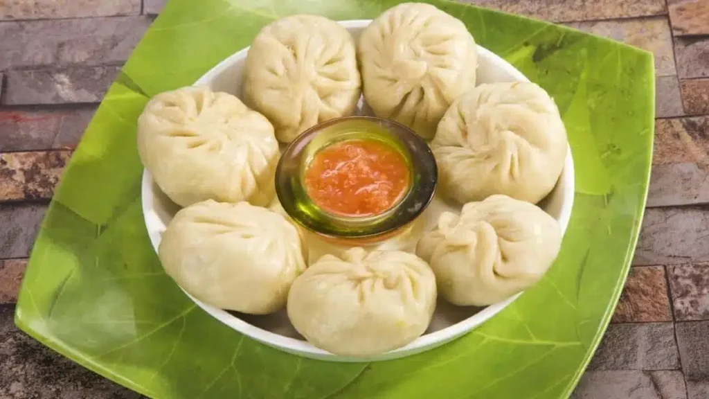 HEALTHY VEG MOMOS : इस वीकेंड घर पर ही बनाये वेज मोमोस , सभी कर जायेंगे झटपट चट, जानें विधि !