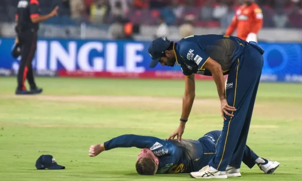 IPL 2025 में GT के खिलाड़ी चोटिल होने के बाद मैदान से बाहर जाते हुए