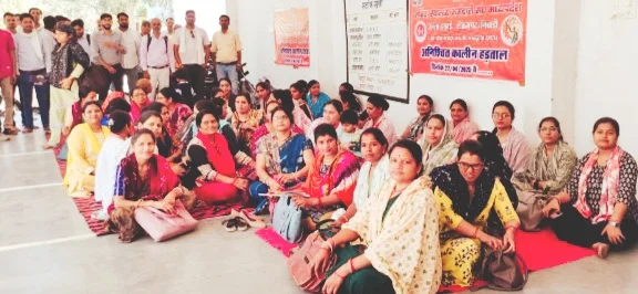 स्वास्थ्य कर्मचारियों की हड़ताल में प्लेकार्ड के साथ विरोध प्रदर्शन