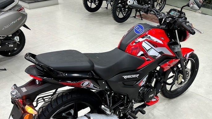 Bajaj Platina 125 bike with 125cc engine and 70 kmpl mileage in new premium look