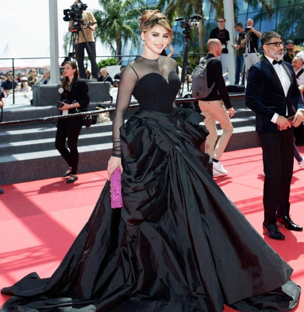 Urvashi rautela ने एक बार फिर Cannes 2025 के रेड कार्पेट पर लगाई आग, 61 लाख के ब्लैक गाउन में दिखीं बेहद हसीन