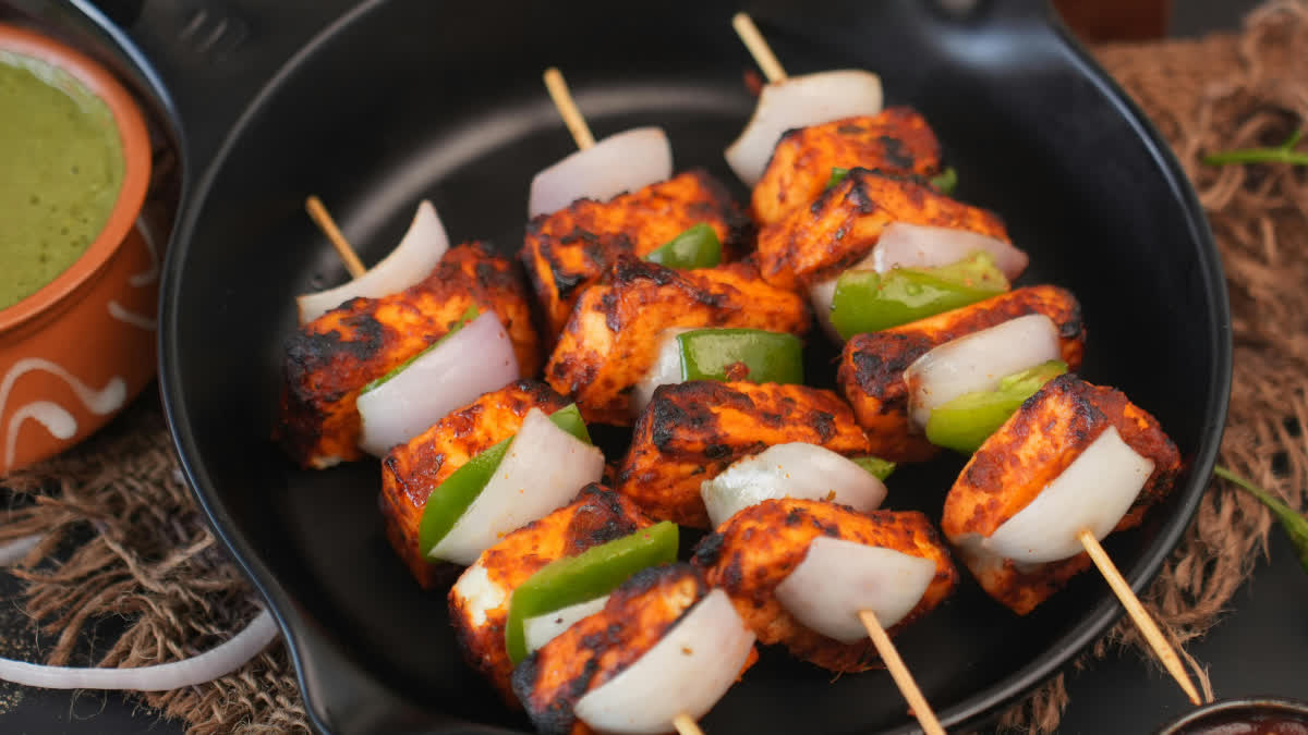 Stuffed Paneer Kebab Recipe: वीकेंड को बनाएं स्पेशल, घर पर तैयार करें टेस्टी स्टफ्ड पनीर कबाब